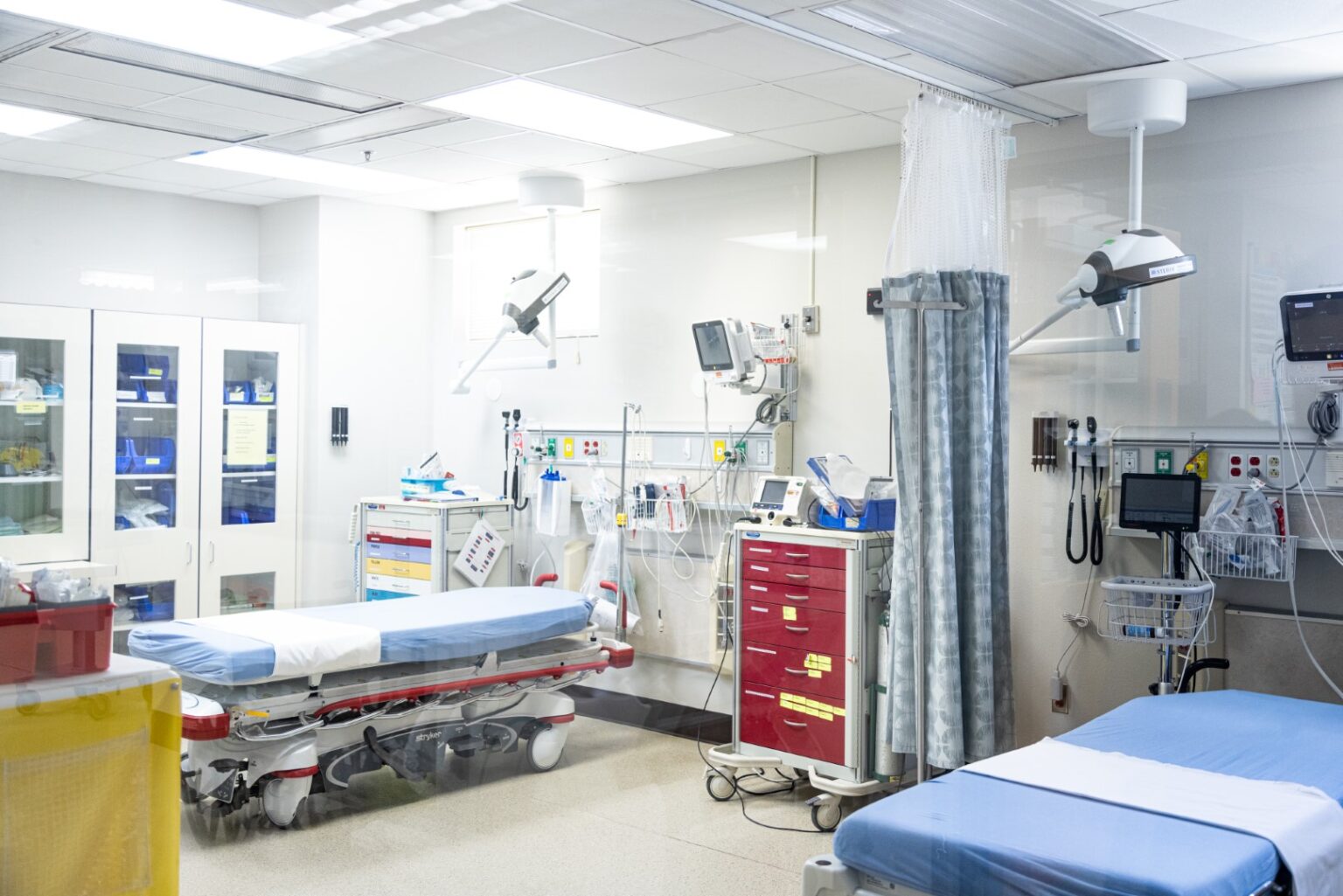 Emergency treatment room with medical equipment